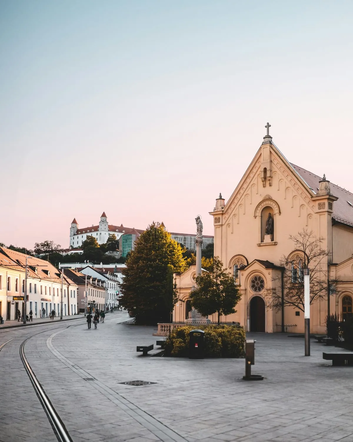 Улица Старого города Братиславы, на холме — Град